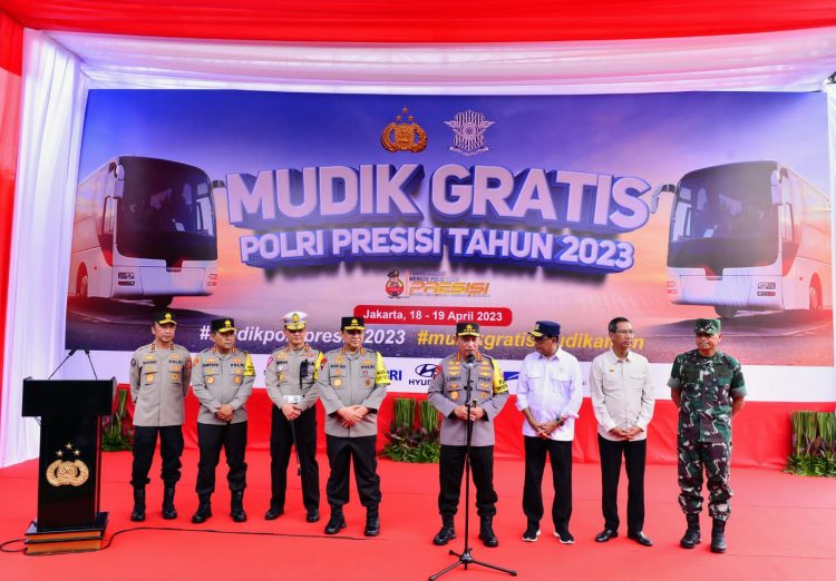 Kapolri, Jenderal Listyo Sigit Prabowo bersama dengan stakeholder saat resmi melepas 434 bus yang mengangkut masyarakat untuk pulang ke kampung halamannya masing masing dalam program 'Mudik Gratis Polri Presisi Tahun 2023', Selasa (18/4).