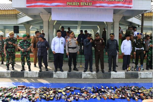 Kapolres Binjai, AKBP. Hendrick Situmorang SH, M.Si saat pimpin pemusanahan ratusan botol miras, Senin (17/4).