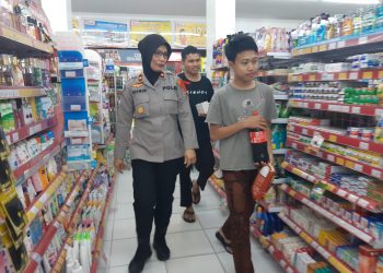 Kasat Binmas Polresta Deliserdang, Kompol. Rosmeri SH saat belanja bersama yatim untuk bagikan makanan berbuka puasa, Selasa (18/4).