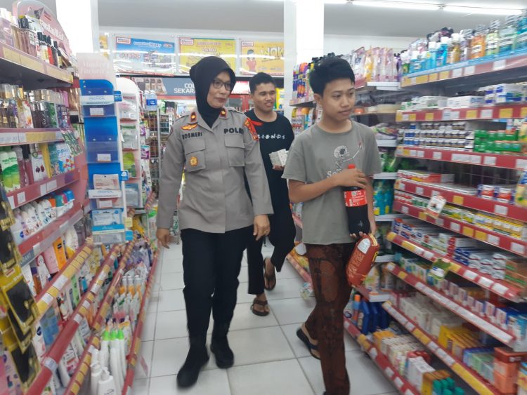 Kasat Binmas Polresta Deliserdang, Kompol. Rosmeri SH saat belanja bersama yatim untuk bagikan makanan berbuka puasa, Selasa (18/4).