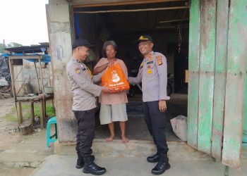 Kapolsek Belitang II, AKP. Aston L Sinaga saat memberikan langsung paket sembako kepada warga kurang mampu, Rabu (19/4).