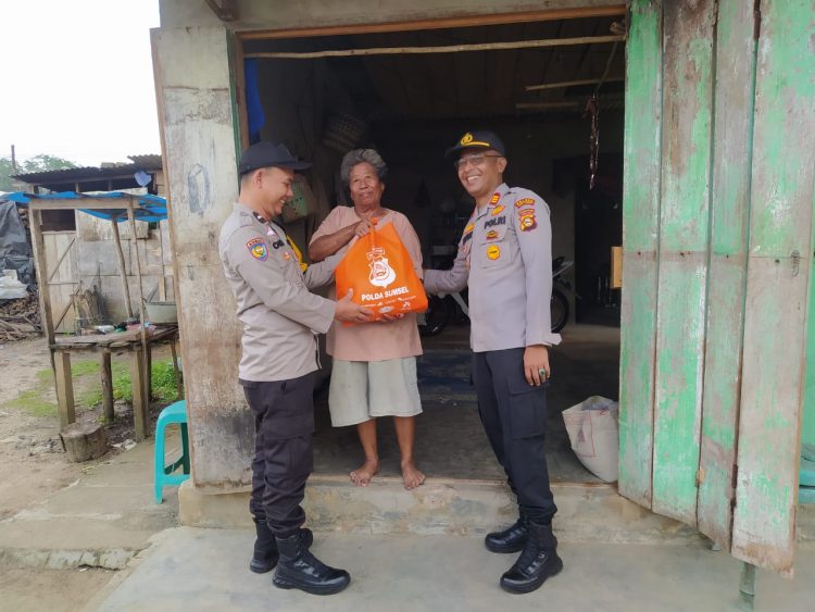 Kapolsek Belitang II, AKP. Aston L Sinaga saat memberikan langsung paket sembako kepada warga kurang mampu, Rabu (19/4).