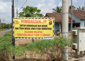 Baliho himbauan kepada pengemudi truk  dan bus besar supaya tidak melintasi jalur utama OKU Timur, Rabu (19/4).