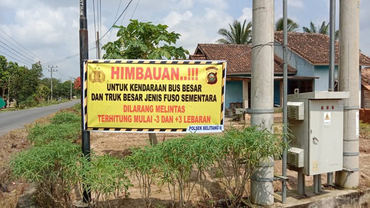 Baliho himbauan kepada pengemudi truk  dan bus besar supaya tidak melintasi jalur utama OKU Timur, Rabu (19/4).