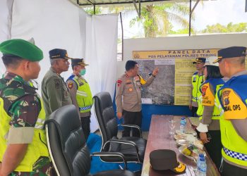 Kapolda Sumut, Irjen  Panca saat tinjau pos pengamanan arus mudik di Tebing Tinggi, Rabu (19/4).