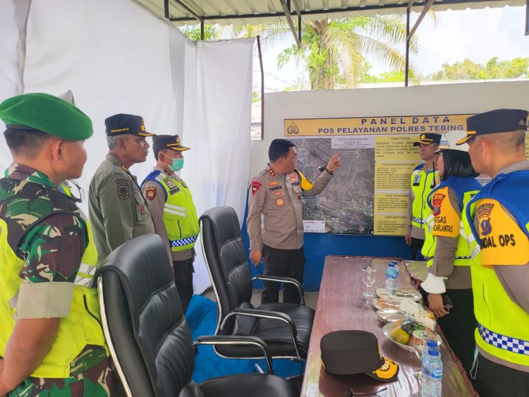 Kapolda Sumut, Irjen  Panca saat tinjau pos pengamanan arus mudik di Tebing Tinggi, Rabu (19/4).