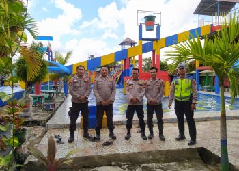 AIPDA. Iwan bersama personil Polsek Belitang II dan Sat Lantas Polres OKU Timur saat monitoring tempat wisata, Senin (24/4).