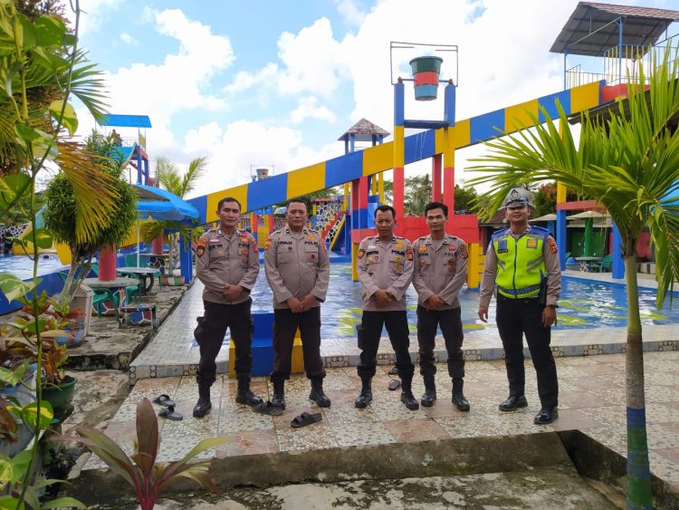 AIPDA. Iwan bersama personil Polsek Belitang II dan Sat Lantas Polres OKU Timur saat monitoring tempat wisata, Senin (24/4).