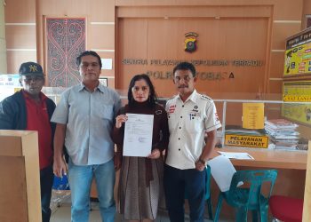 ES didampingi keluarga saat membuat laporan di Polres Toba, Selasa (25/4).