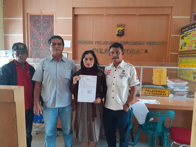 ES didampingi keluarga saat membuat laporan di Polres Toba, Selasa (25/4).