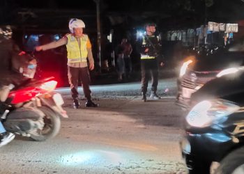 Kapolda Sumut, Irjen. Panca saat turun atur lalu lintas di Kabupaten Langkat, Minggu malam (23/4).