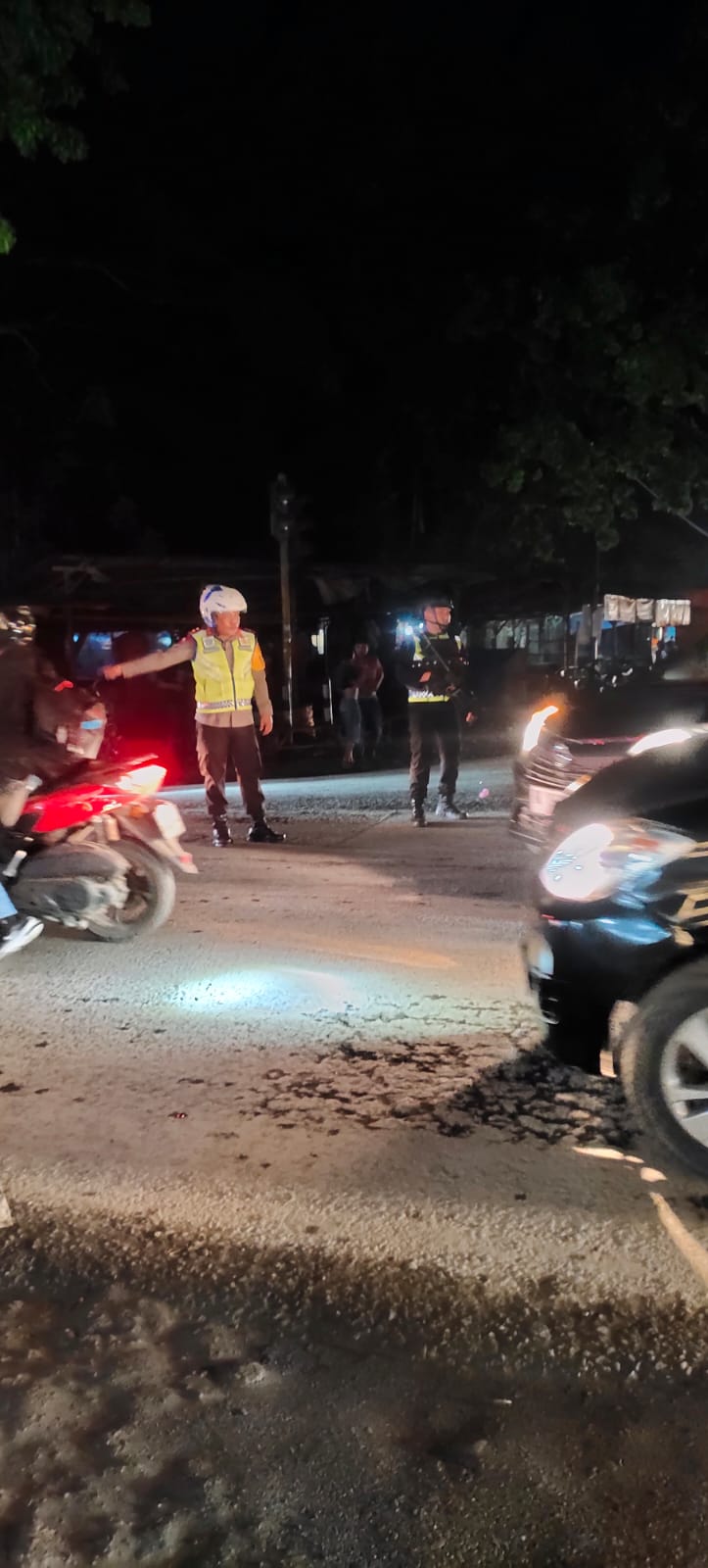 Kapolda Sumut, Irjen. Panca saat turun atur lalu lintas di Kabupaten Langkat, Minggu malam (23/4).