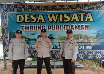 Ka. SPK Polsek Belitang II, AIPDA. Made Sumatra bersama personil lainya saat pengamanan tempat wisata, Selasa (25/4).
