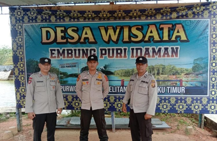 Ka. SPK Polsek Belitang II, AIPDA. Made Sumatra bersama personil lainya saat pengamanan tempat wisata, Selasa (25/4).