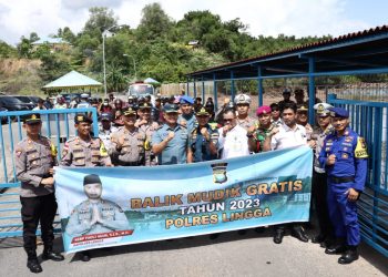Kapolres Lingga, AKBP. Fadli saat berangkatkan warga Kabupaten Lingga arus balik mudik lebaran, Rabu (26/4).
