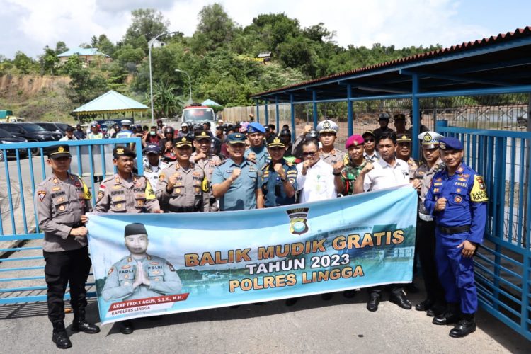 Kapolres Lingga, AKBP. Fadli saat berangkatkan warga Kabupaten Lingga arus balik mudik lebaran, Rabu (26/4).
