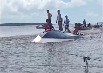speedboat Evelin Calisa 01 yang terguling diperairan Kepulauan Riau, Kamis (27/4).