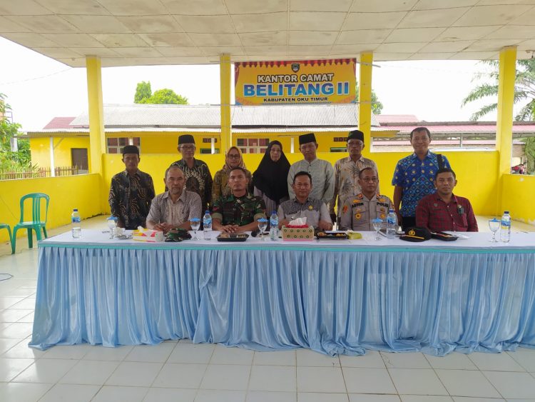 Kapolsek Belitang II, AKP. Aston bersama jajaran lainya saat hadiri pembekalan calon kades, Kamis (27/4).