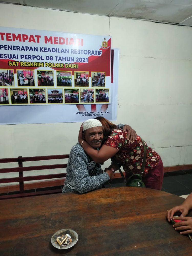 Korban dan pelaku saat berdamai di Polres Dairi, Kamis sore (27/4).