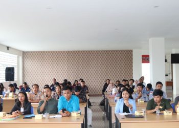 Rektor Universitas HKBP Nommensen Pematangsiantar saat silaturahmi bersama Badan Eksekutif Mahasiswa Universitas HKBP Nommensen Pematangsiantar (BEM UHKBPNP) dan berbagai organisasi internal di tingkat universitas (BEM UHKBPNP, DPM UHKBPNP, UKM), tingkat Fakultas (BEM F), dan tingkat Prodi (HMP) di Gedung Biro Rektor UHKBPNP, Kamis (27/4).