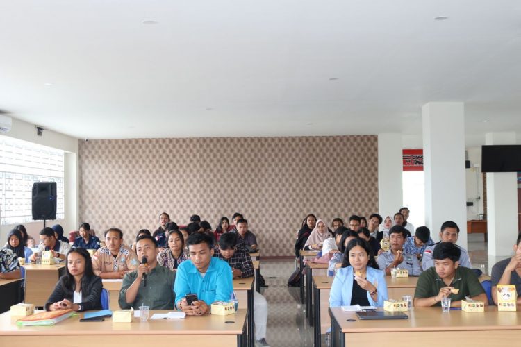 Rektor Universitas HKBP Nommensen Pematangsiantar saat silaturahmi bersama Badan Eksekutif Mahasiswa Universitas HKBP Nommensen Pematangsiantar (BEM UHKBPNP) dan berbagai organisasi internal di tingkat universitas (BEM UHKBPNP, DPM UHKBPNP, UKM), tingkat Fakultas (BEM F), dan tingkat Prodi (HMP) di Gedung Biro Rektor UHKBPNP, Kamis (27/4).