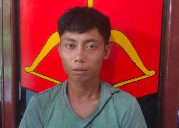 Tersangka, Solehudin saat diamankan di  Polsek Belitang II, Jumat (28/4).