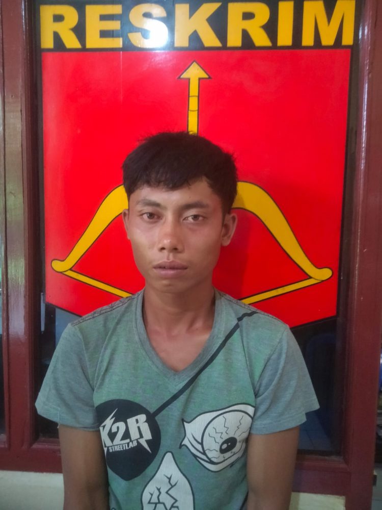 Tersangka, Solehudin saat diamankan di  Polsek Belitang II, Jumat (28/4).