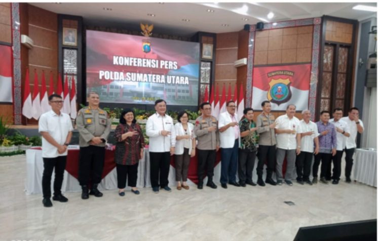 kapolda sumut, Irjen Panca saat pimpin konferensi pers kematian Arfan Saragih, Selasa malam (4/4)