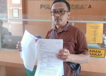 Korwil Sumut II Media Indigonews, Freddy Hutasoit saat antarkan laporan di Polres Toba, Selasa (25/4).