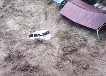 Satu unit mobil jenis SUV yang terseret arus banjir bandang di Sembahe, Berastagi, Kabupaten Karo - Sumut, Minggu (30/4).