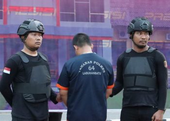 Tersangka Kepsek, PH saat diamankan di Polres Labuhanbatu, Senin (30/5).