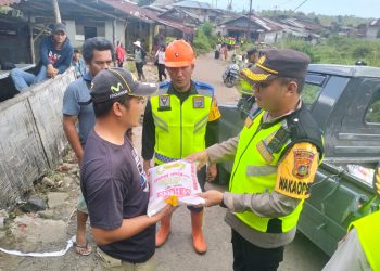 Wakapolrestabes Medan, AKBP. Yudhi saat memberikan bantuan, Senin (1/5).