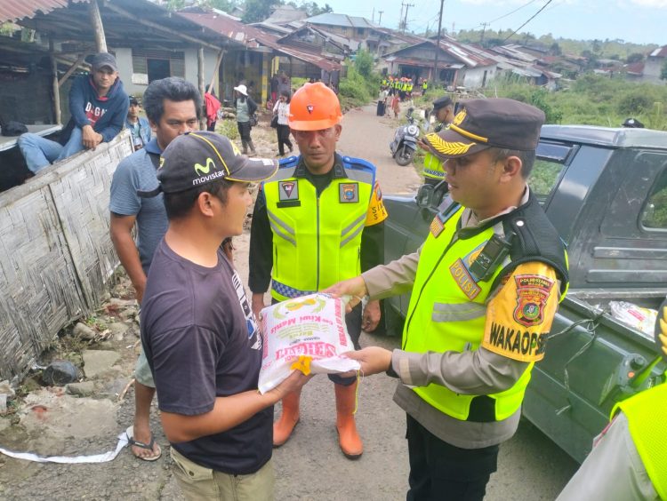 Wakapolrestabes Medan, AKBP. Yudhi saat memberikan bantuan, Senin (1/5).