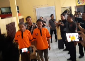 Kedua tersangka pembacokan saat diamankan di Mapolsek Medan Timur, Kamis (4/5).