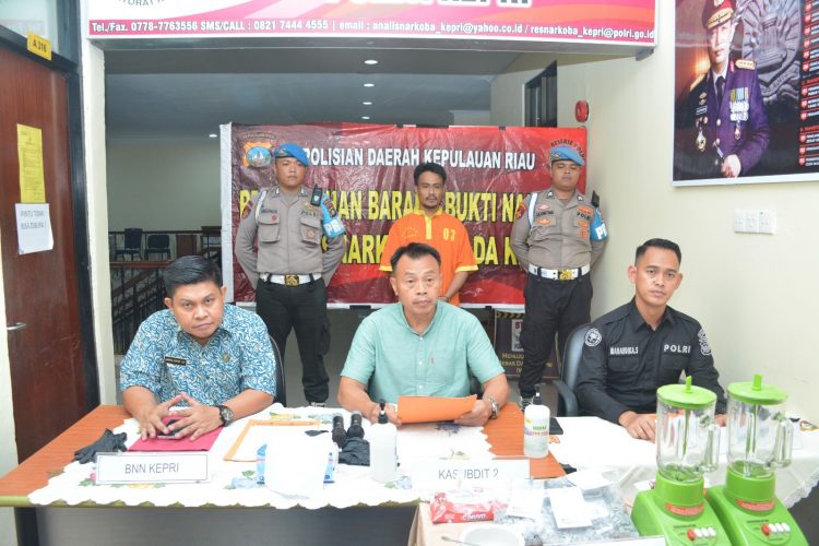 Tersangka MJ dan barang bukti 2.328 butir ekstasi saat diamankan, Jumat (5/5).