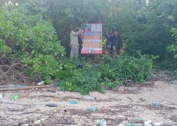 Ahli waris lahan alm. Belus saat membuat spanduk dilahan Pulau Potoh, Senin (8/5).