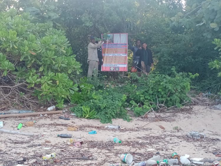 Ahli waris lahan alm. Belus saat membuat spanduk dilahan Pulau Potoh, Senin (8/5).