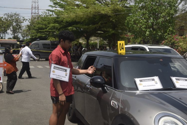 Rekonstruksi penganiayaan  yang dilakukan AH terhadap KA, Senin (8/5).