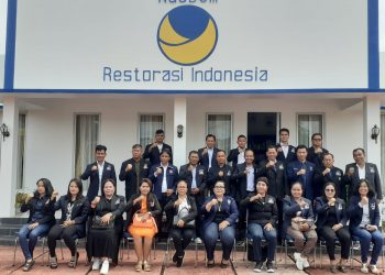 Ketua DPD Partai Nasdem Taput, Fatimah Hutabarat bersama sekretaris dan para Bacaleg, Rabu (10/5).