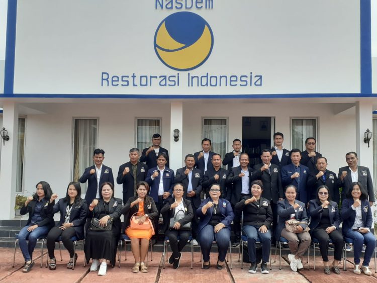 Ketua DPD Partai Nasdem Taput, Fatimah Hutabarat bersama sekretaris dan para Bacaleg, Rabu (10/5).