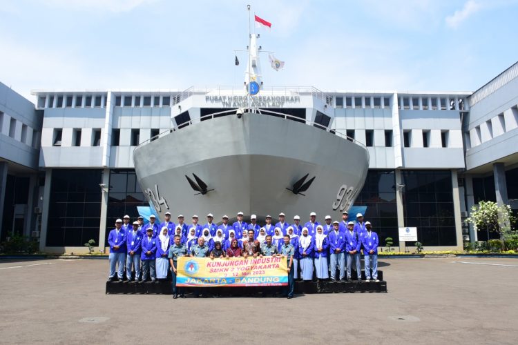 Siswa SMKN 2 Yogyakarta saat kunjungan ke Markas Pushidrosal, Rabu (10/5).