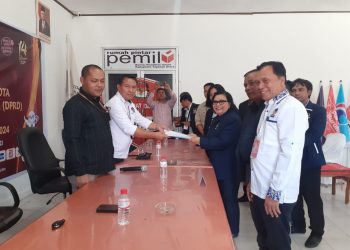 Ketua DPD Nasdem Taput, Fatimah Hutabarat bersama Sekjen dan Bacaleg DPRD se- Taput, Kamis (11/5).