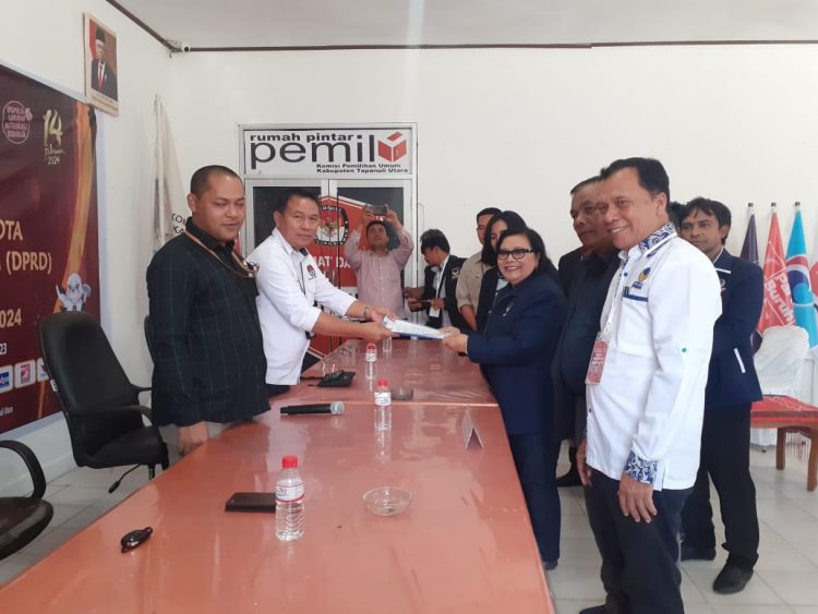 Ketua DPD Nasdem Taput, Fatimah Hutabarat bersama Sekjen dan Bacaleg DPRD se- Taput, Kamis (11/5).