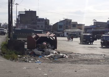 Sampah berserakan dipintu terminal Siborongborong, Jumat (12/5).