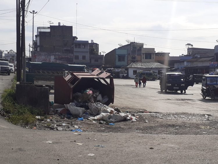 Sampah berserakan dipintu terminal Siborongborong, Jumat (12/5).