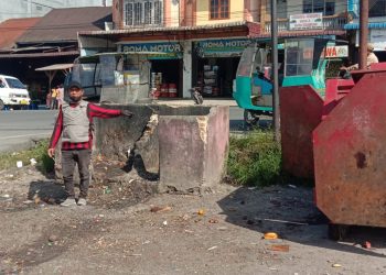 Tempat penampung sampah yang tidak tepat di pintu masuk terminal Siborongborong, Sabtu (13/5).