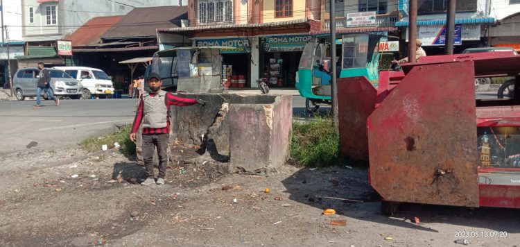 Tempat penampung sampah yang tidak tepat di pintu masuk terminal Siborongborong, Sabtu (13/5).
