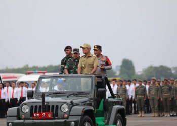 Wakil Gubernur Sumatera Utara Musa Rajekshah, Kapolda Sumut Irjen. Pol. RZ Panca Putra Simanjuntak dan Pangdam I Bukit Barisan Mayjen TNI Daniel A Chardin mengecek kesiapan pasukan yang sudah ditentukan mulai dari Polri, TNI dan aparatur pemerintah daerah setempat, Senin (15/5).