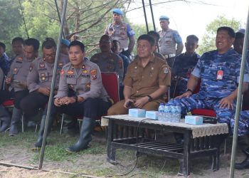 Danlanud Soewondo, Kolonel Pnb. Reka Budiarsa, Kapolreta Deliserdang yang di wakili oleh Kabag Ops Polresta Deliserdang, Kompol. Ricky Pripurna Atmaja SIK, Pejabat Pemerintah Kabupaten Deliserdang, PJU Polresta Deliserdang, personil TNI dan tokoh tokoh masyarakat Kabupaten Deliserdang  saat hadiri vidcon bersama Presiden RI, Joko Widodo, Selasa (16/5).