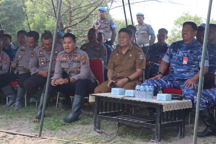 Danlanud Soewondo, Kolonel Pnb. Reka Budiarsa, Kapolreta Deliserdang yang di wakili oleh Kabag Ops Polresta Deliserdang, Kompol. Ricky Pripurna Atmaja SIK, Pejabat Pemerintah Kabupaten Deliserdang, PJU Polresta Deliserdang, personil TNI dan tokoh tokoh masyarakat Kabupaten Deliserdang saat hadiri vidcon bersama Presiden RI, Joko Widodo, Selasa (16/5).